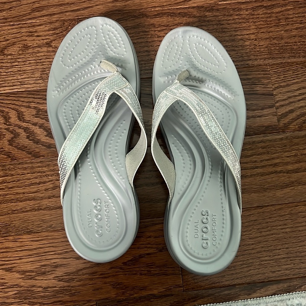 CROCS Capri Silver Sequin Wedge Flip Flops Thong Sandals Shoes Size 9